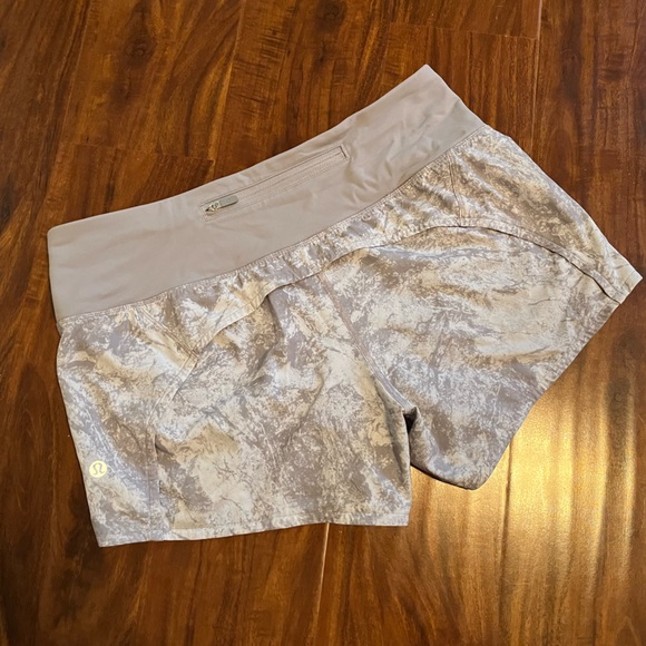 Lululemon Gray and White Speed Up Mid-Rise Lined Short 4" - Size 6 - Picture 1 of 7